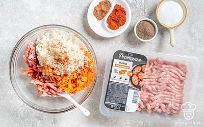 В миске соедините фарш, рис, обжаренные овощи. Добавьте молотый перец, паприку и мускатный орех. Посолите и хорошо перемешайте.