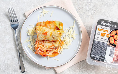 Подайте голубцы, посыпав порцию тертым сыром.