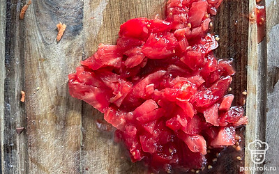 Нарезать помидор.