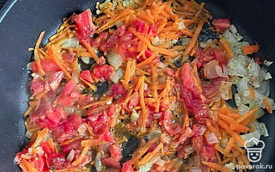 Добавить помидор к луку и моркови.