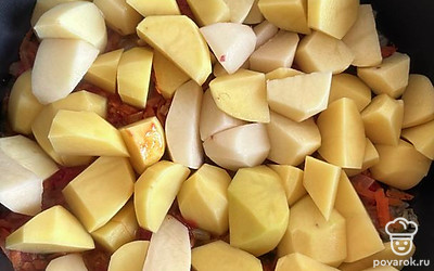 Нарезать картошку и добавить ее к овощам в сковородку.