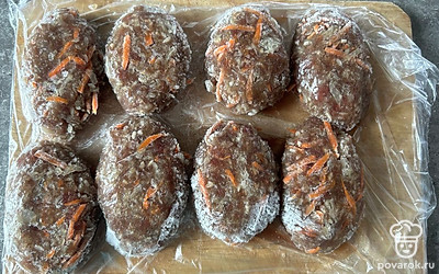 Из фарша сформировать голубцы.