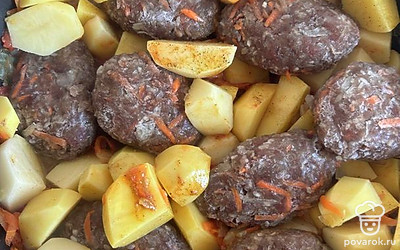 Добавить их в сковородку к овощам и картофелю.