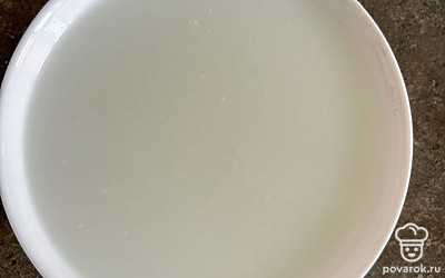 Сметану залить водой.