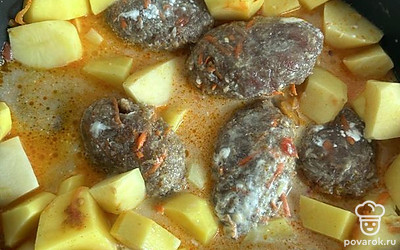 Этот соус добавить к блюду. Приправить солью, перцем и тушить на медленном огне 40 минут.