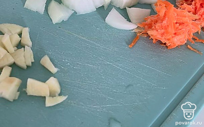Нарезать лук и чеснок. Натереть на терке морковь.