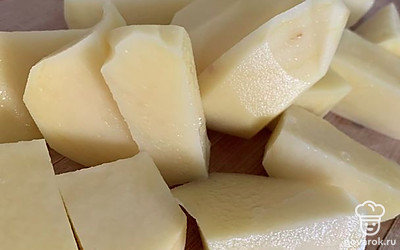 Картофель очистить и нарезать дольками.