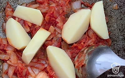 Отправить картошку в казан, обжарить 5 минут.