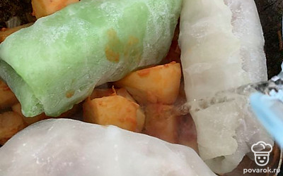 Готовые голубцы отправить в казан и залить водой. Варить 20-30 минут.