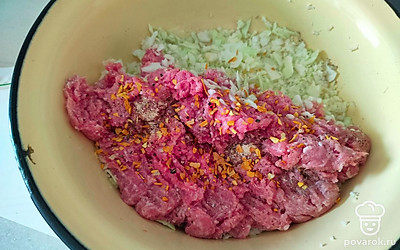Капусту измельчить. Фарш, капусту, перец, специи, соль соединить и перемешать. 
