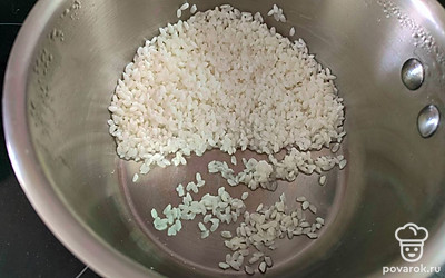 Отварить рис (5 минут), слить воду. 