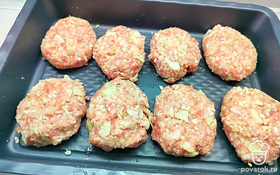 Сформировать голубцы и выложить их на противень. Залить водой. Поставить в разогретую до 180 градусов духовку на 40-50 минут. 