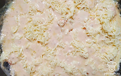 Залейте обжаренные креветки сливками и тушите на медленном огне примерно минуту. Добавьте натертый сыр и дождитесь его полного растворения.