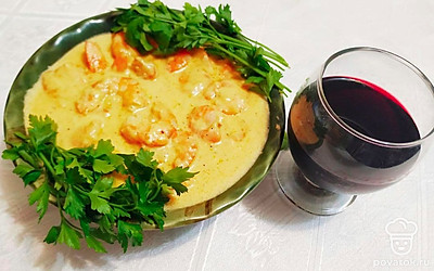 Подавайте креветки с пучками зелени и красным вином.