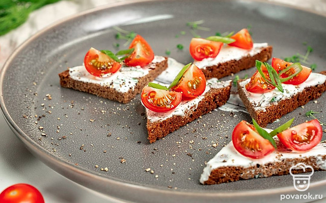 Тост с помидорами черри — Рецепт с фото