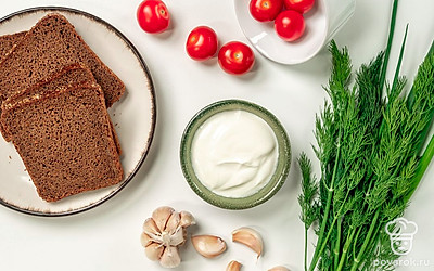 Помидоры черри помойте и разрежьте на 4 части. Укроп и зеленый лук для тостов помойте и мелко нарежьте. Чеснок очистите и выдавите с помощью пресса для чеснока. Перо зеленого лука для подачи нарежьте наискосок.