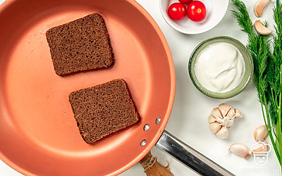 Обжарьте хлеб. На сухую горячую сковороду выложите хлеб и обжаривайте 3-5 минут с каждой стороны до появления румяной корочки.