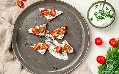 Готовые тосты с помидорами черри посыпьте нарезанным зеленым луком и подавайте к супу или как самостоятельную закуску.