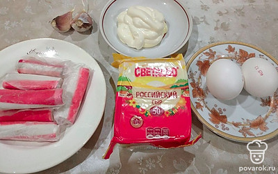 Подготовьте все ингредиенты. Яйца отварите.