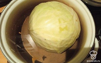 Наливаем в кастрюлю воды, кладем капусту. Варим до того момента, пока не станет мягкой, минут 15-20.