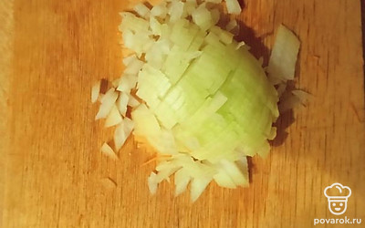 Нарезаем лук.