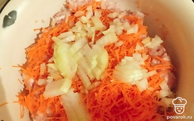 Лук и морковь кладем в фарш, перемешиваем. 