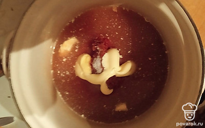 Готовим заправку: смешиваем воду, майонез, кетчуп. Перемешиваем. 