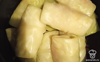 Выливаем заправку в голубцы. Готовим в мультиварке. 