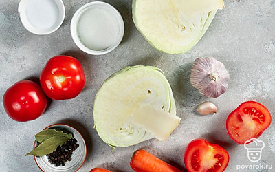 Морковь помойте, почистите и натрите на терке. Капусту тонко нашинкуйте. Чеснок почистите и пропустите через пресс. Помидоры помойте, удалите плодоножки, срежьте верхушки и аккуратно ложкой и ножом извлеките мякоть. Петрушку помойте и обсушите. Подготовьте контейнер для засолки помидоров.