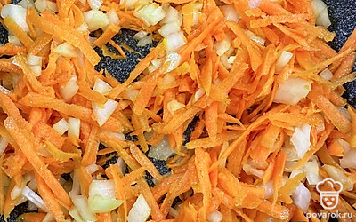 Почистите, нарежьте и обжарьте лук и морковь.