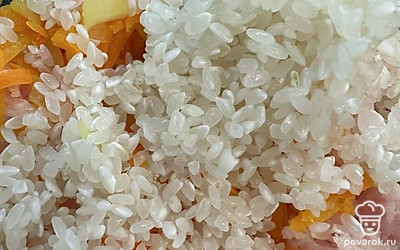 К фаршу добавьте зажарку и рис.