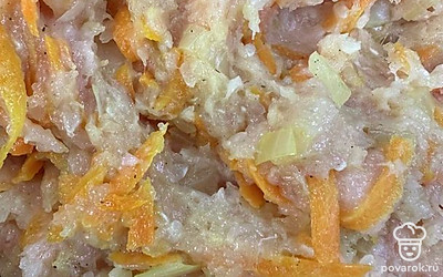 Хорошо перемешайте, посолите.