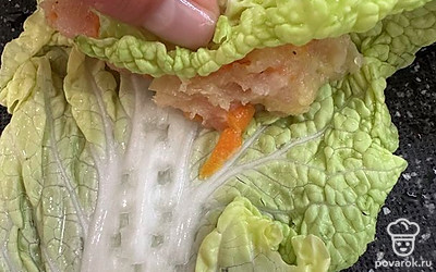 Лист слегка отбейте, выложите на край содержимое голубца и сверните.