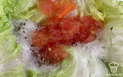 Залейте водой, чтобы она покрывала голубцы. Добавьте небольшое количество томатной пасты. Голубцы должны кипеть 25 минут.