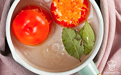 Засолите помидоры. Смешайте воду с солью и сахаром и доведите до кипения. Залейте кипящим рассолом томаты, закройте контейнер, укутайте его в одеяло и дайте остыть в течение суток при комнатной температуре. Затем уберите контейнер с помидорами в рассоле в холодильник на 3 дня.