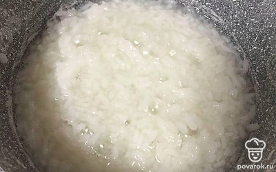 Отварите рис до готовности.