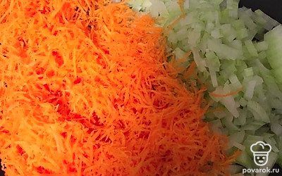 Обжарьте лук и морковь на растительном масле.