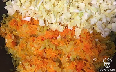 Добавьте капусту. Посолите, поперчите. Влейте 100 миллилитров воды, тушите 7-10 минут под крышкой (на маленьком огне).