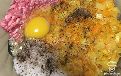 В глубокую миску отправьте фарш, овощи, рис, соль, перец, яйцо. Тщательно перемешайте.