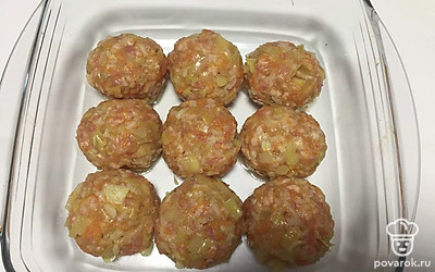 Сформируйте голубцы и выложите в форму.