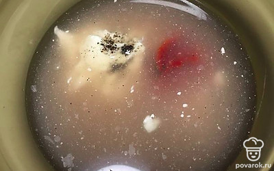 Для заливки возьмите сметану, томатную пасту, 150 миллилитров воды, соль, перец. Перемешайте.