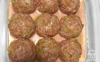 Залейте голубцы соусом и отправьте в духовку на 30 минут при 180 градусах.