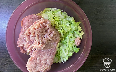 Выложите салат в глубокую тарелку и добавьте к нему фарш.