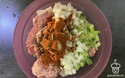 Лук мелко нарежьте, добавьте к фаршу. Посолите, поперчите, добавьте молотую паприку.