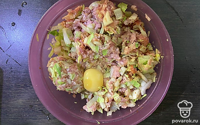 Перемешайте фарш и добавьте яйцо.