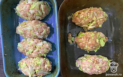 Снова перемешайте фарш, сформируйте ленивые голубцы и выложите их на противень.