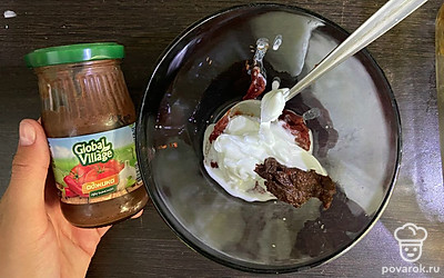 Сделайте соус. Для этого в глубокую тарелку выложите сметану, томатную пасту и аджику.