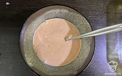 Добавьте немного воды, посолите и перемешайте соус.