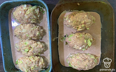 Полейте голубцы соусом и отправьте в разогретую до 190 градусов духовку на 45 минут.