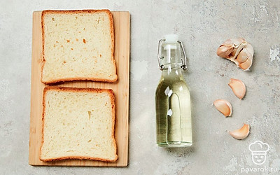 Разожгите гриль. Важно, чтобы он был чистым, без ржавчины или налета. Чеснок почистите и пропустите через пресс. Подготовьте кулинарную кисть.